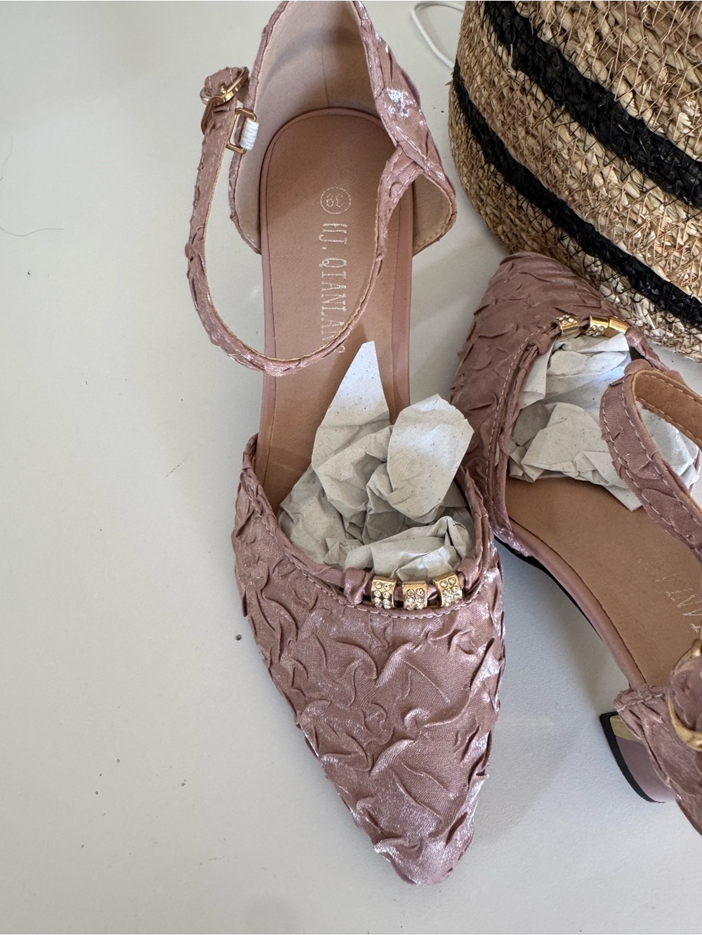 Pink Embossed Rhinestone Heels Size 39 NIB - Picture 3 of 13